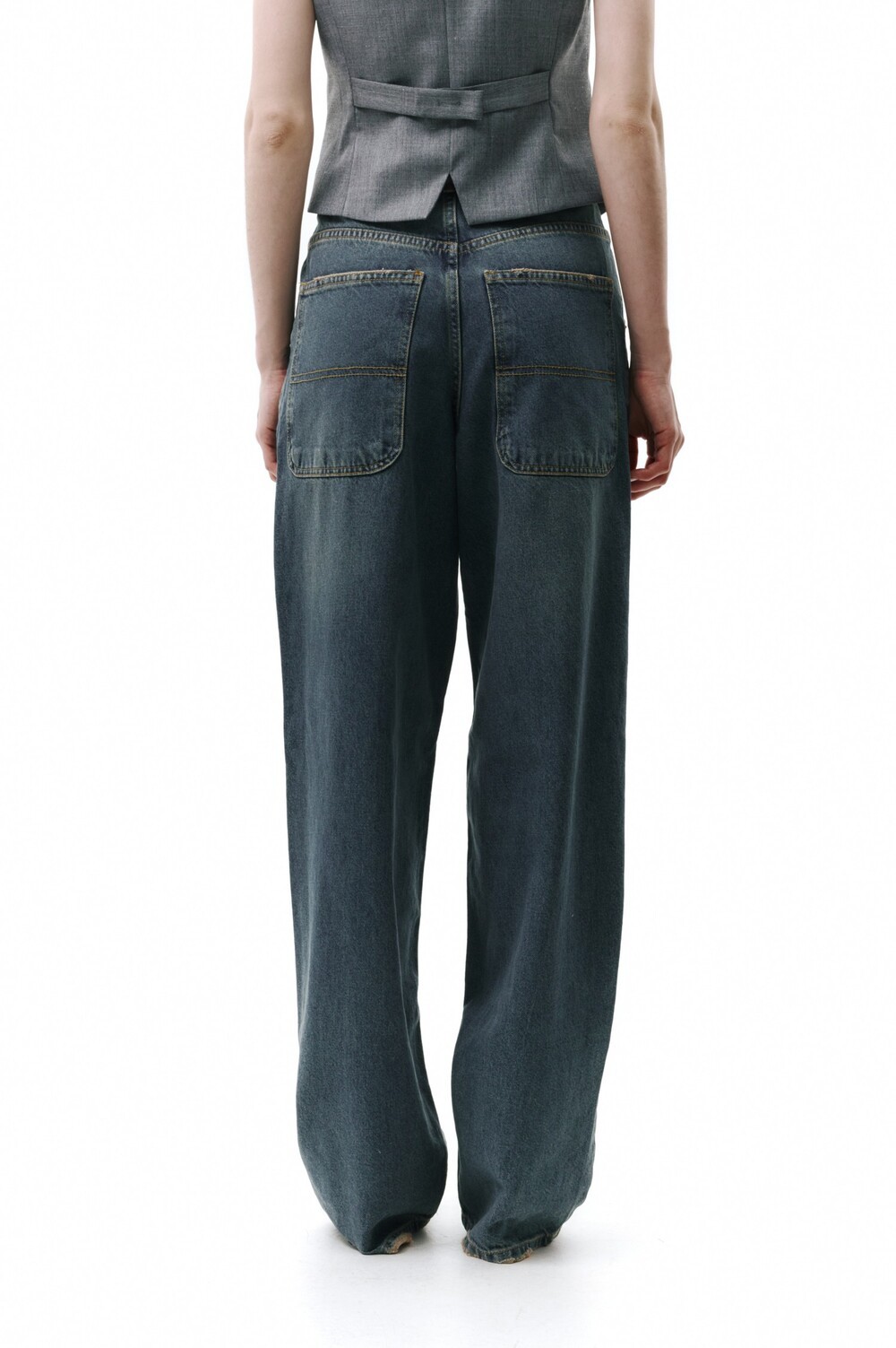 Relaxed jeans with a distressed effect